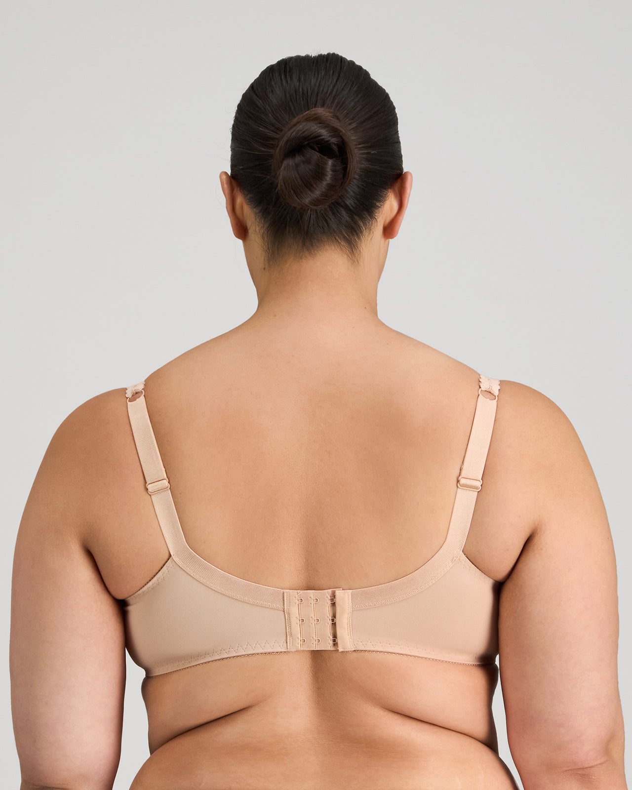 Model wears Coral Underwire Bra in LATTE. On body back view