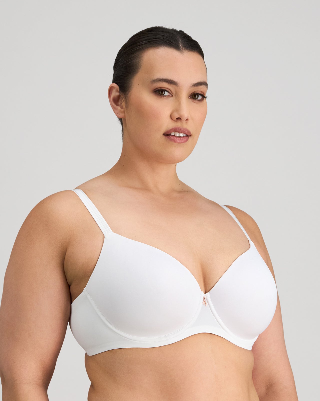 Model wears Sculpt Contour Bra in WHITE. On body side view
