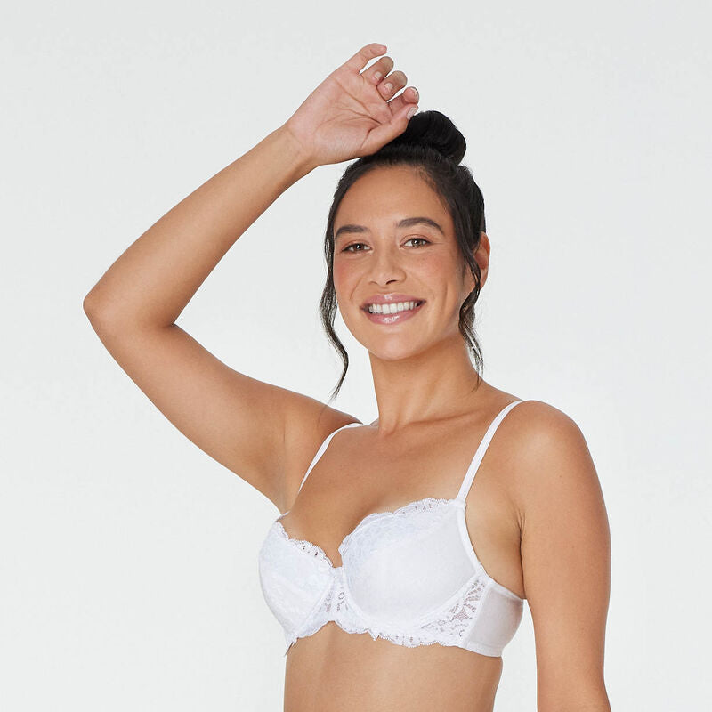 Model wears Body Lace Contour Bra in WHITE. On body side view