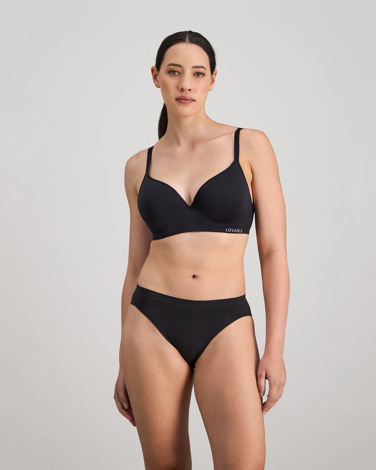 Simply Seamless Contour Bra in BLACK. Feature shot