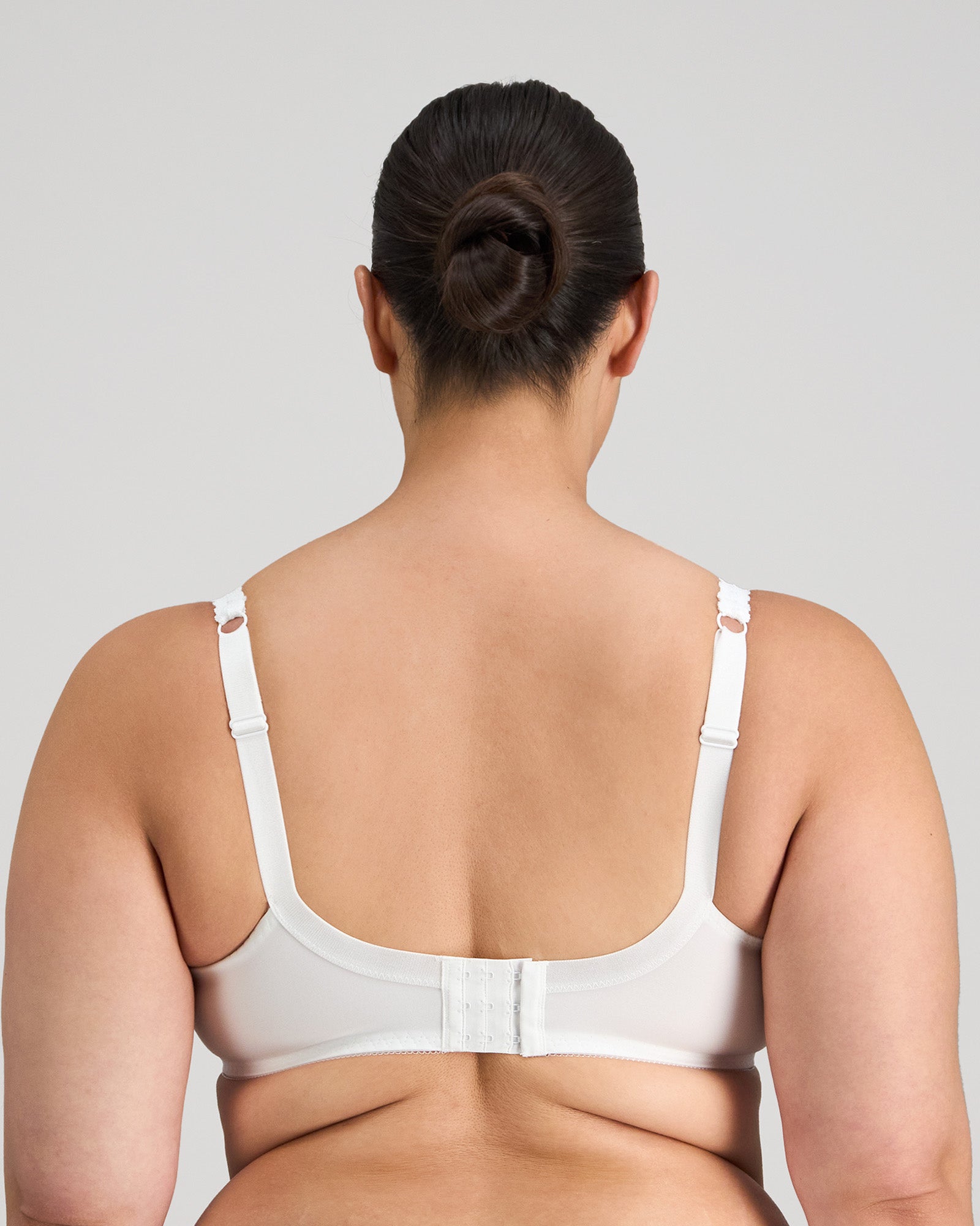 Model wears Coral Underwire Bra in WHITE. On body back view
