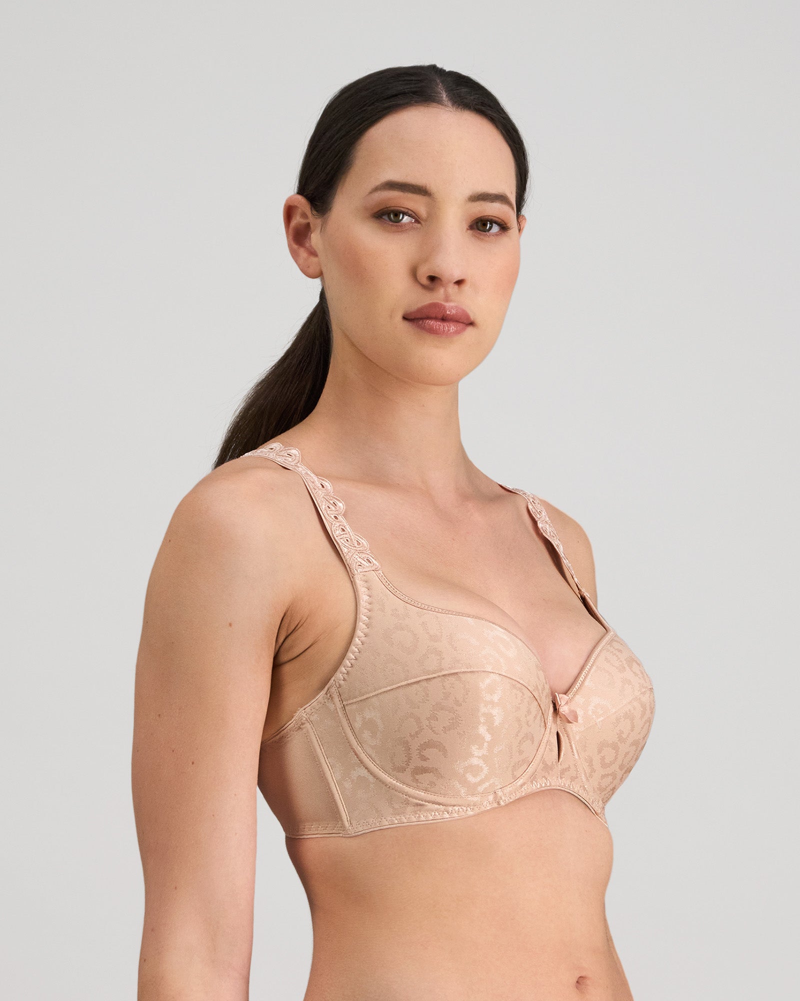 Model wears Damask Contour Bra in LATTE. On body side view