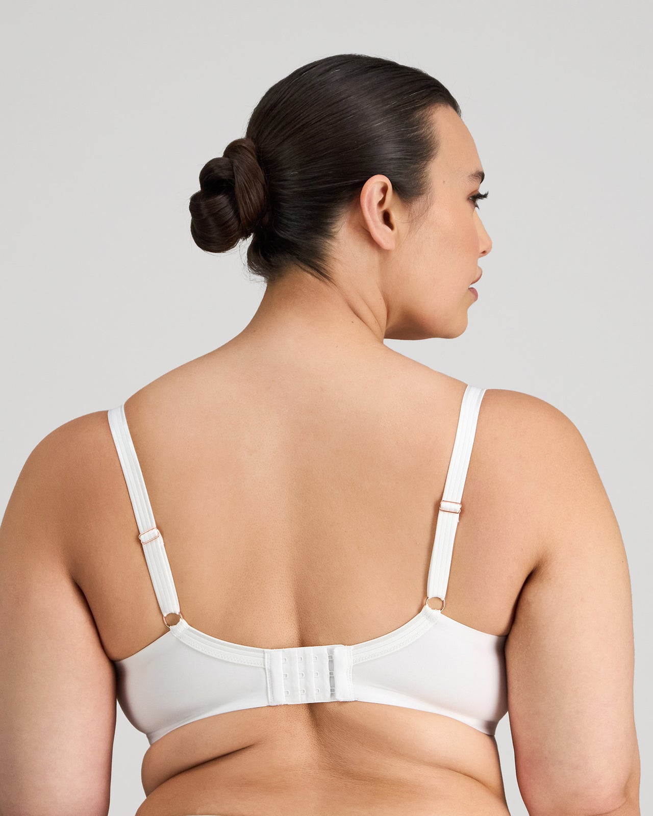 Model wears Sculpt Contour Bra in WHITE. On body back view