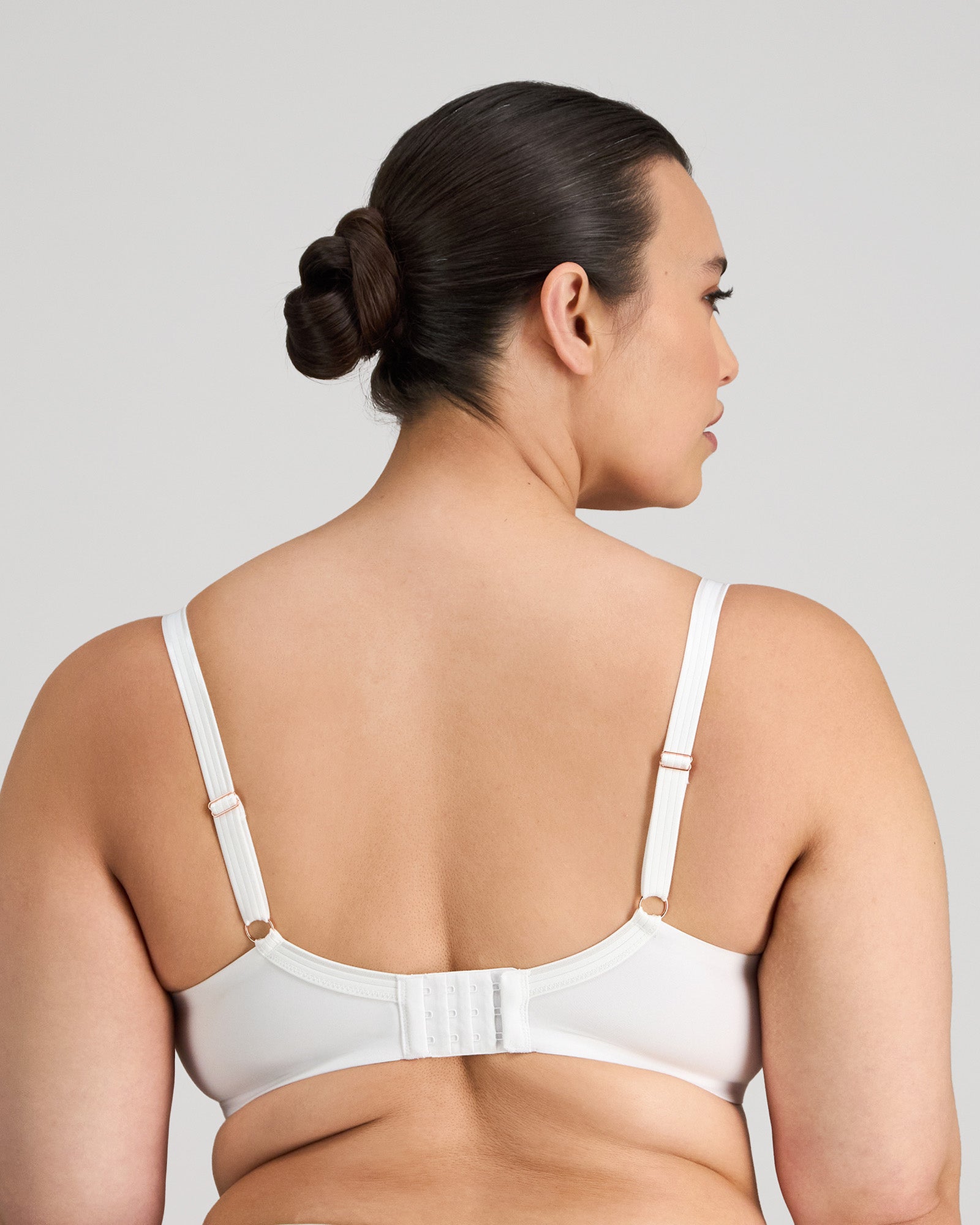 Model wears Sculpt Contour Bra in WHITE. On body back view