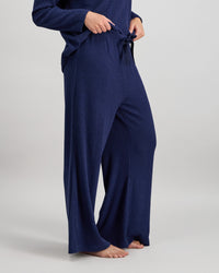 Model wears Relaxed Rib Long Pj Pant in NAVY BLAZER. On body side view