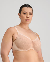 Model wears Graceful Lace Underwire Bra in LATTE. On body side view