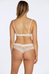 Model wears Zoe Thong in SCALLOP SHELL/GARDENIA. On body back view